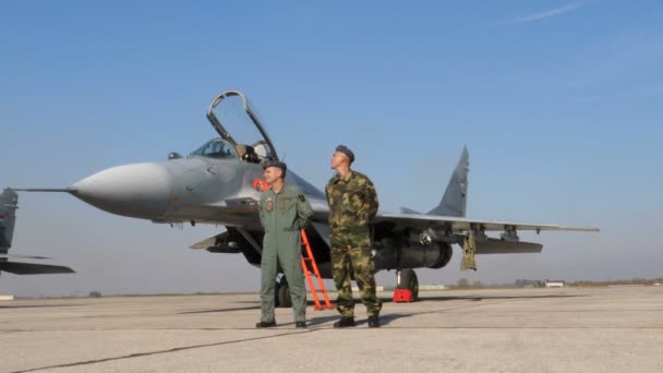 Piloto de Jato de Caça Militar e Especialista em frente à Aeronave de Combate da Força Aérea — Vídeo de Stock