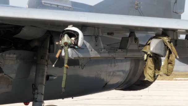 Військовий пілот часів військових дій Helmet and Anti G suite на винищувачі-реактивному літаку — стокове відео