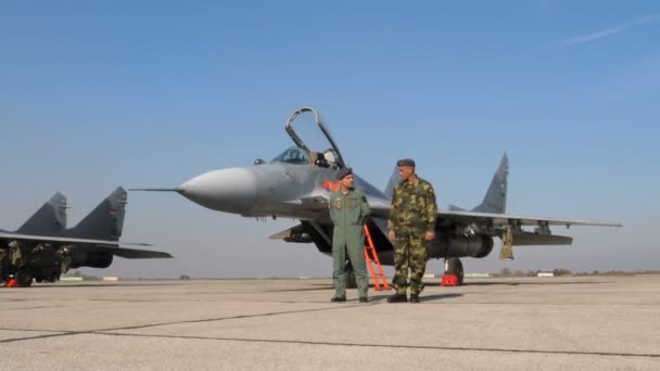 Militaire straaljager Piloot en Specialist en een MiG 29 Fulcrum Combat Vliegtuigen — Stockvideo