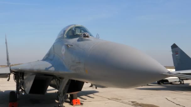Nahaufnahme des sozialistischen Russlands UdSSR-Ära Kampfjet Serbien MiG 29 Fulcrum — Stockvideo