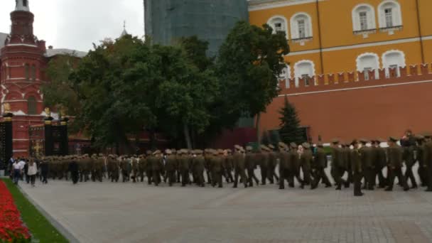 Severokorejští vojáci. Pchjongjang diktátor Kim Čong Un Obrovská korejská lidová armáda. — Stock video