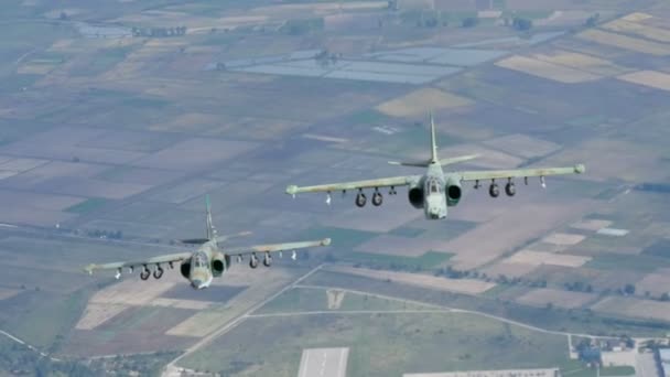 Markanfall militära flygplan över en flygplats. Sukhoi Su-25 Grodfot 4K — Stockvideo