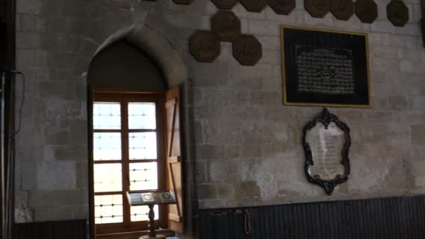Interior de la Mezquita Bajrakli la única mezquita del Imperio Otomano en Belgrado — Vídeos de Stock