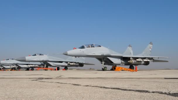 ロシアから本物の武器で軍用機MiG29を訓練する2人の座席 — ストック動画