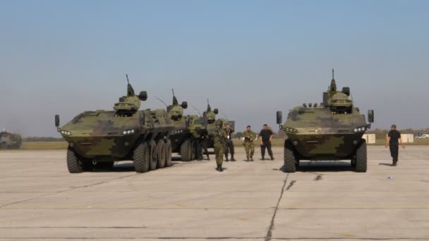 Soldaten der Armee in schweren gepanzerten Militärfahrzeugen in grüner mimetischer Tarnung — Stockvideo