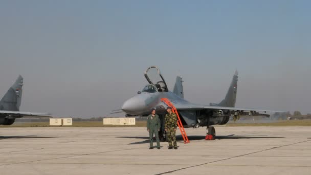Askeri Savaş Jet Pilotları ve Sırp Hava Kuvvetleri MiG-29 'a yakınlaş — Stok video