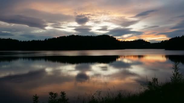 Norské jezero při západu slunce. Skandinávská krajina. — Stock video