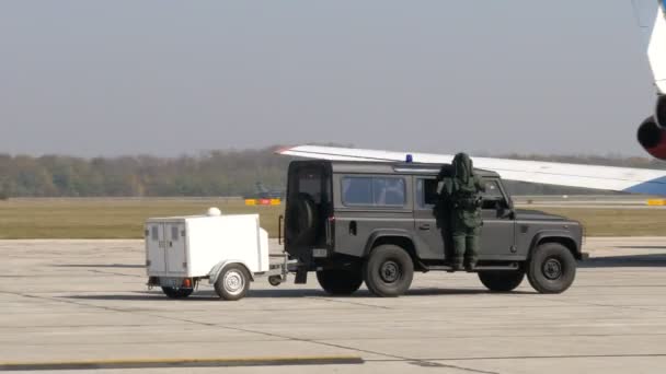 Bomba imha uzmanı anti-patlama giysisiyle askeri bir araçla geliyor. — Stok video