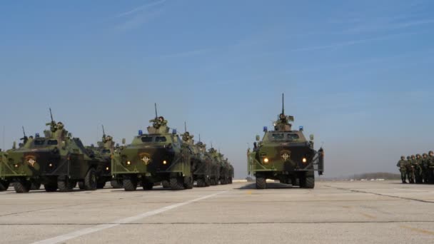 Veículos militares blindados da força armada sérvia em camuflagem mimética verde — Vídeo de Stock