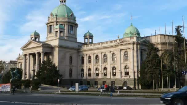 Serbiens nationalförsamlings hus, serbiskt parlament, i Belgrad — Stockvideo