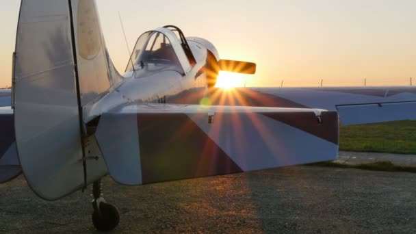 Solnedgang i tidslampe bak et Jakovlev Yak-50-fly – stockvideo