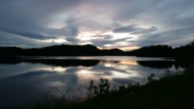 Gökyüzündeki bulutlar bir su kütlesinin üzerinde