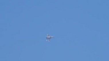 Sırp Hava Kuvvetleri Askeri Uçağı Mikoyan MiG-29 Dayanak Mavi Gökte Uçuyor