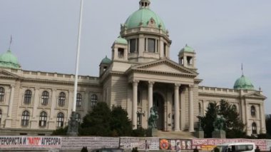 Sırp parlamentosu Belgrad 'da Arnavut teröristler ve NATO' ya karşı posterlerle