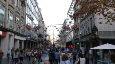 Belgrad şehir merkezinin ana yaya yolunda insanlar ve turistler yürüyor