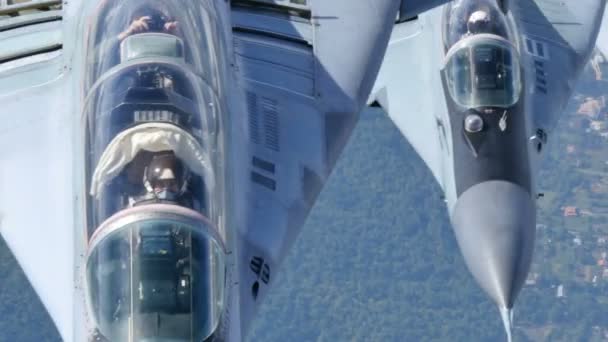 Pilot eines Kampfjets macht Bilder im Flug. MiG29 4K UltraHD — Stockvideo