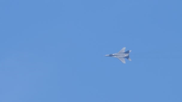 Холодная война Россия Коммунистические военные самолеты МиГ-29 на высокой скорости над Восточной Европой — стоковое видео