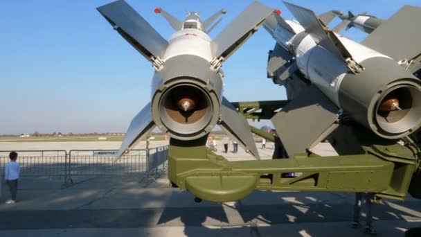 Surface to Air Missiles digunakan untuk menembak jatuh F 117 pesawat siluman selama Perang Kosovo — Stok Video