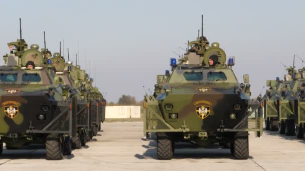 Katonák páncélozott katonai járművekben, zöld mimetikus álcában a felvonuláson. — Stock videók