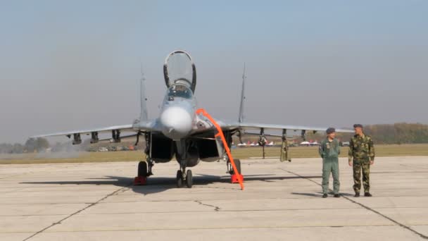 Pilote de chasse militaire et spécialiste devant un MiG 29 de l'armée de l'air serbe — Video