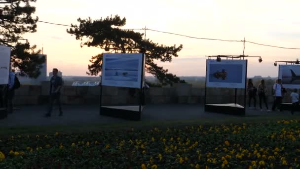 Выставка фотографий Белградская крепость Калемегдан парк с цветами на закате — стоковое видео
