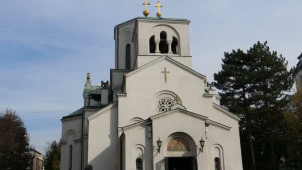 Liten kyrka nära katedralen i Saint Sava i Belgrad — Stockvideo