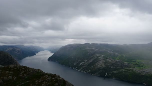 Utsikt över en stor vattensamling med ett berg i bakgrunden — Stockvideo