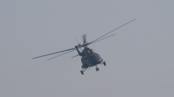 Militärhubschrauber in mimetischer Tarnung schwebt zur Landung, um Soldat zu retten — Stockvideo