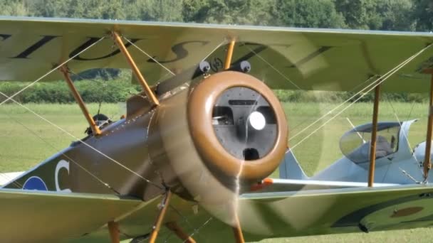 Close-up Eerste Wereldoorlog Britse historische militaire tweedekker met draaiende motor — Stockvideo