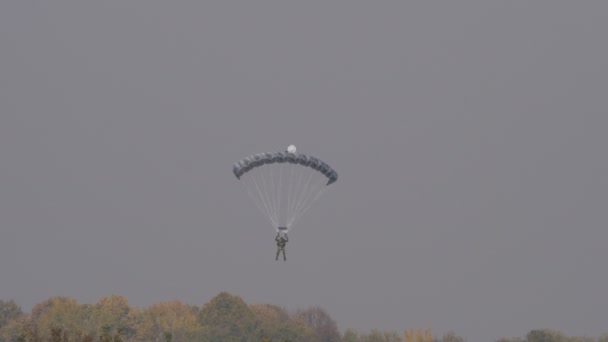 Parachutist, paratroop, lands on the battlefield to fight against terrorists — Stock Video