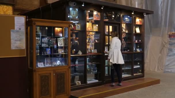 Οι άνθρωποι στο κατάστημα του Καθεδρικού Ναού του Αγίου Σάββα Ορθόδοξη Εκκλησία στο Βελιγράδι — Αρχείο Βίντεο