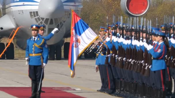 Presidente da República da Sérvia Vucic com Banda Militar e Soldados em Sloboda — Vídeo de Stock