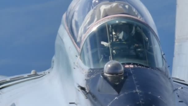 Kampfjet-Pilot im Flug. Nahaufnahme der MiG 29 Fulcrum. 4K UltraHD. — Stockvideo