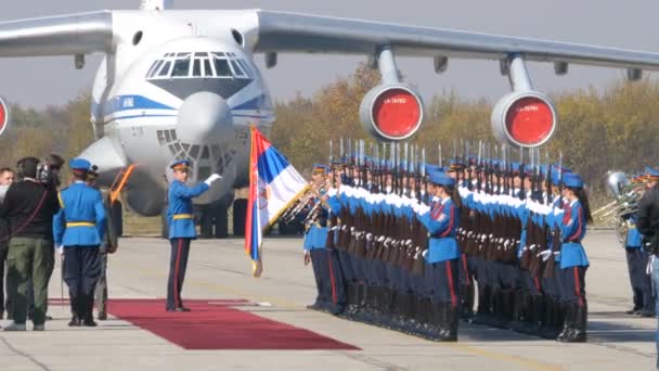 Presidente da República da Sérvia Vucic com Banda Militar e Soldados em Sloboda — Vídeo de Stock