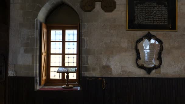 Interior de la Mezquita Bajrakli la única mezquita del Imperio Otomano en Belgrado — Vídeos de Stock