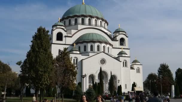 Der Sava-Tempel in Belgrad ist die größte orthodoxe Kirche der Welt — Stockvideo