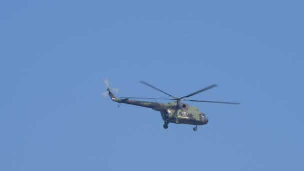 Szerbia Mil Mi 8 szovjet katonai helikoptere Jugoszláviában és Koszovóban — Stock videók