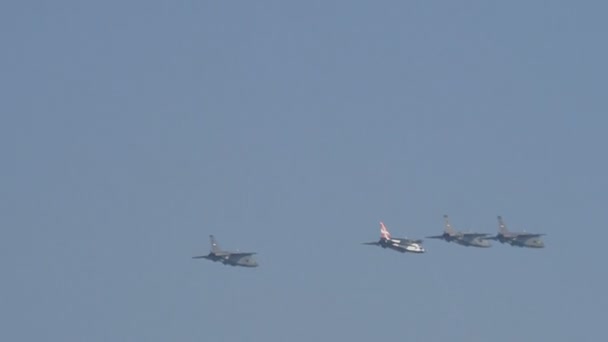 Военно-воздушные силы Сербии Soko J-22 Orao Bomber Aircraft open the Formation for Landing — стоковое видео