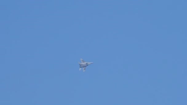 Servische Luchtmacht Militaire Vliegtuigen Mikoyan MiG-29 Fulcrum in Flight in Blue Sky — Stockvideo