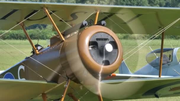 Zoom in British First World War military biplane aircraft with engine running — Stock Video