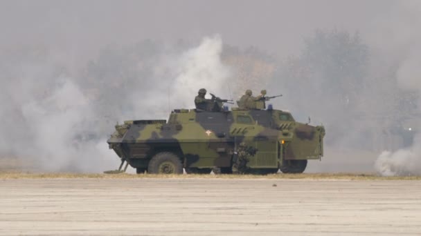 Veicolo militare armato con soldati di fanteria nascosti da fumi in spettacolo militare — Video Stock