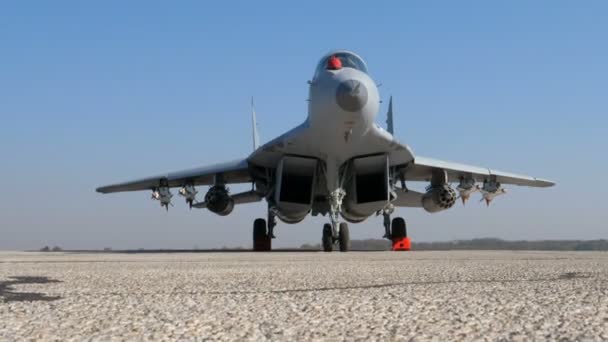 Militaire straaljager uit Rusland MiG 29 met raketten en raketten — Stockvideo