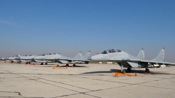 Jets av serbiska flygvapnet med krigsvapen. Serbien bombades av Nato 1999. — Stockvideo