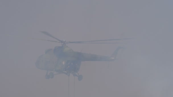 Vzdušné jednotky sestupují z zadní brány vojenského vrtulníku Mil Mi17 — Stock video