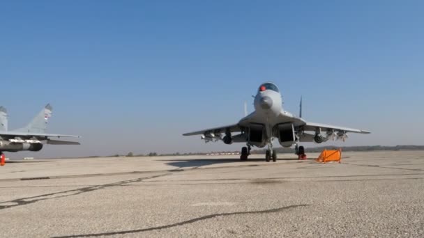 Rysslandskrig. Militär höghastighets Jet MiG-29 parkerad beväpnad redo för krig — Stockvideo