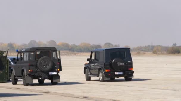 La polizia antiterrorismo cattura i terroristi in prigione con Black Land Rover Defender — Video Stock