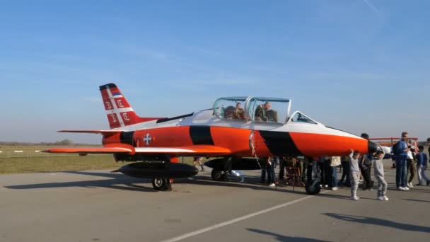 Люди відвідують Кокпіт спеціального кольору G-3 Galeb тренувального військового літака — стокове відео