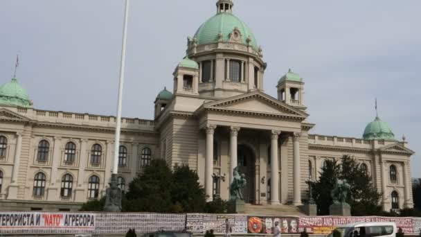 Serbiens parlament i Belgrad med affischer mot albanska terrorister och Nato — Stockvideo