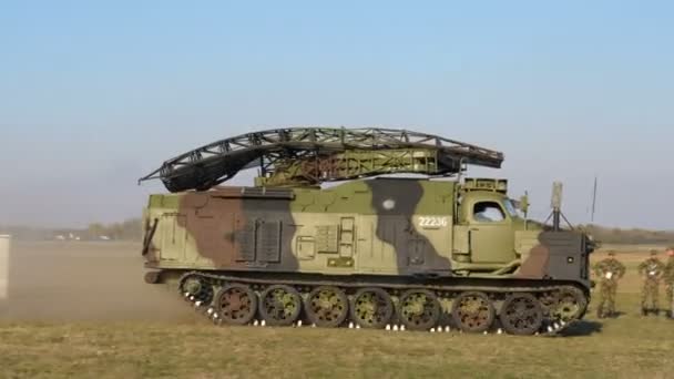 Radar em um veículo sobre esteiras rolantes com camuflagem mimética na Guerra da Iugoslávia e Kosovo — Vídeo de Stock