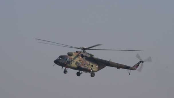 Russian made troops transport helicopter Mil Mi 17 Hip with mimetic camouflage — Stock Video